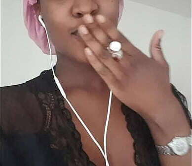 Bella negra tocando rica vagina tampax