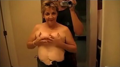 Młody koleś posuwa lazience babcię poznaną necie