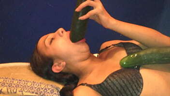 Pamela jugando pepinos bien gruesos