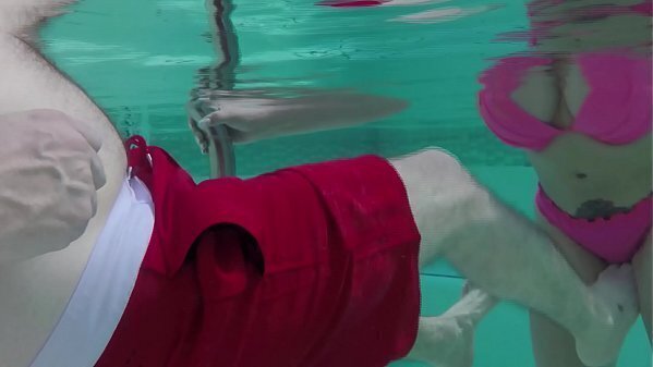 Nicky Ferrari fajando alberca, vecino arriba.