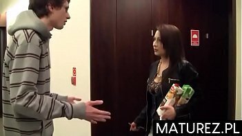 Polskie mamuśki Gorąca MILF młody wielbiciel