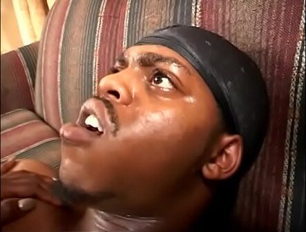 opens black chick Kelly Reign'_s pussy lips eats