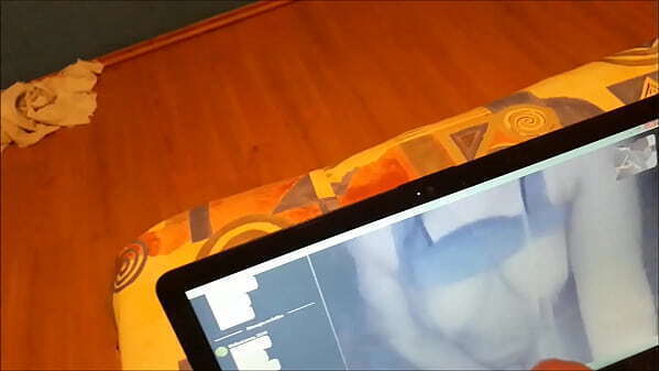 ZORRA PUTA CALIENTE COMPLACIENDO DELANTE CAMARA