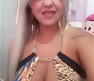 Neris rebolando live pagando peitinho