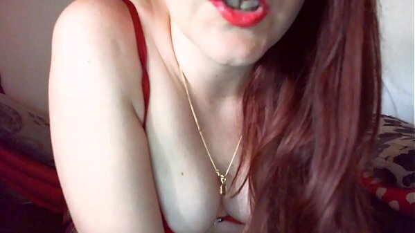 Ipnotizzato soggiogato splendida dominatrice italiana lunghi capelli rossi