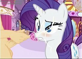 Rarity mamando