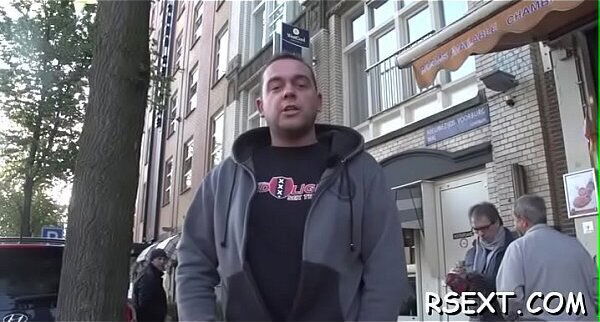 Darksome chocolate hooker gives white steaming blowjob