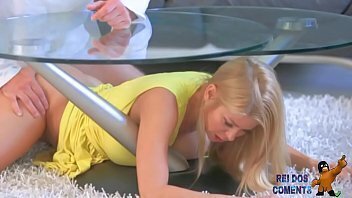 Enfiou piroca loira presa mesa d&oacute_