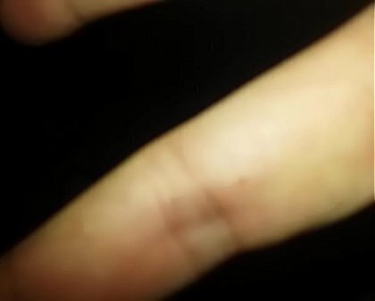 Usando chinelos vizinho meias brancas