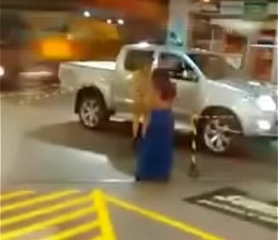 Duas rabudas peladas supermercado