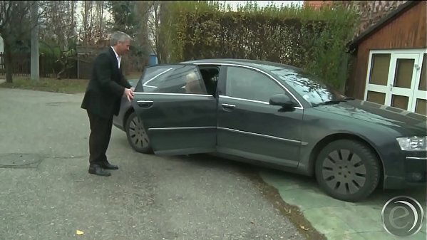 Honey zeigt Reinhardt dann. Sekret&auml_rin kann