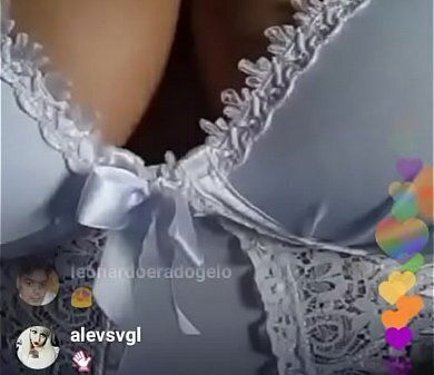 Morena deslumbrante of22icial