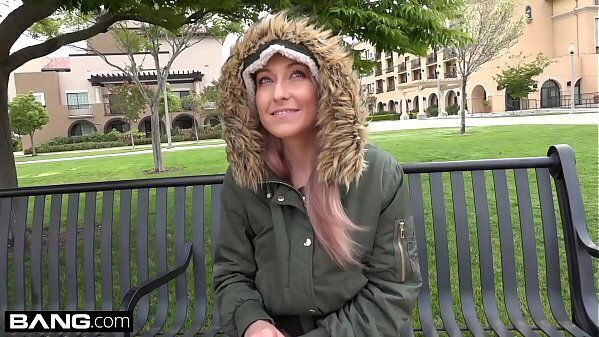 Teen Valerie White gives roadhead &amp_ fucks backseat