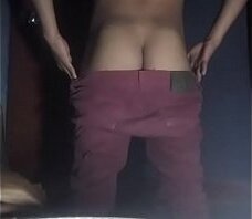 Chico haciendo stripdance movi&eacute_ndose rico