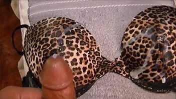 Punhetando Gozando Sutia Animal Print