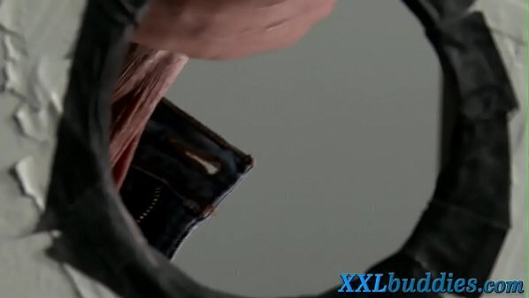 Gloryhole hunk sucks dong