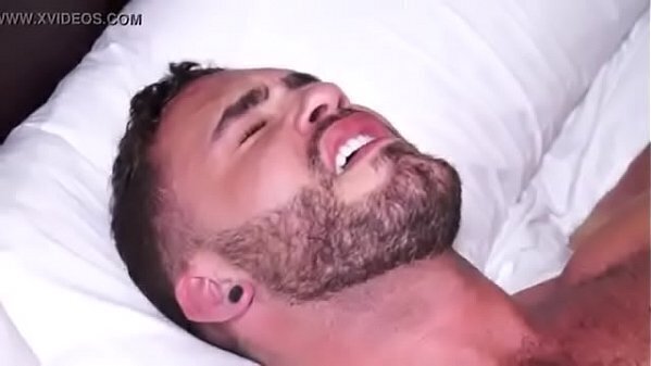 Dotado tatuado comendo branquinho gostoso