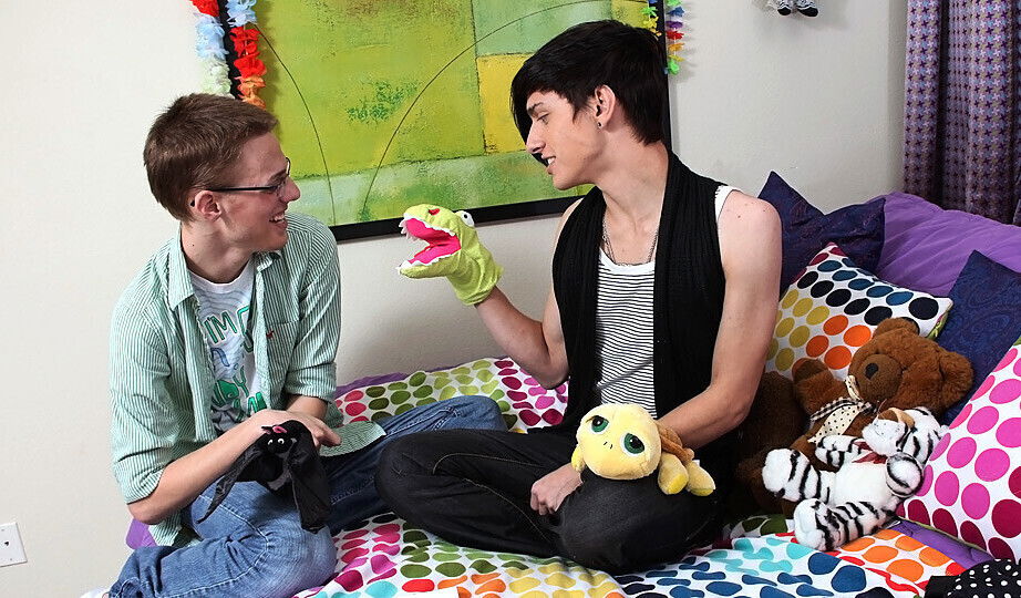 Sexy Games For Horny Twinks - Taylor Lee And Jae Landen - ExposedEmos