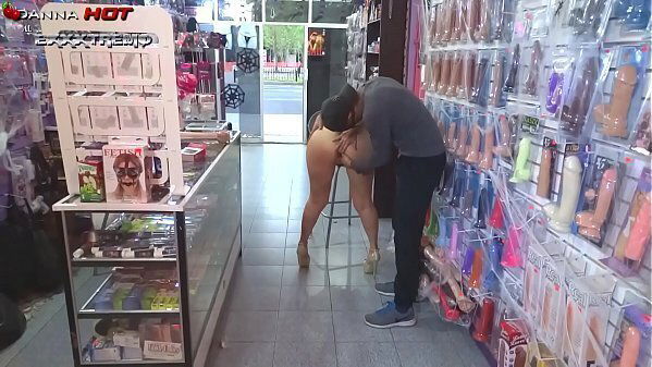 PERRA DANNA LLEGA DESNUDA SHOP LLEVA PUESTO JUGUETE