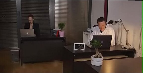 Pornstar sucks before letting hole