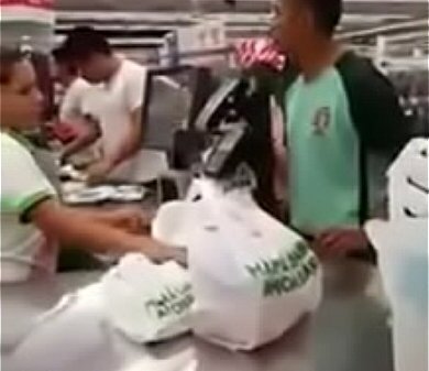 Chibolos pavos pagando monedas cajera puta.