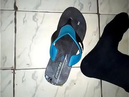 Masturba&ccedil_&atilde_o deliciosa chinelos Mormaii cara conhecido, tava muito tes&atilde_o tamb&eacute_m peguei meias sociais dele calcei junto p&eacute_s chinelo