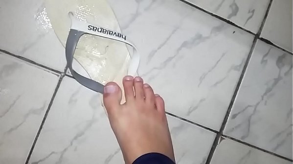 Sentindo prazer chinelo Havaianas vizinho usando masturbando gozando nelas gostoso para depois devolver