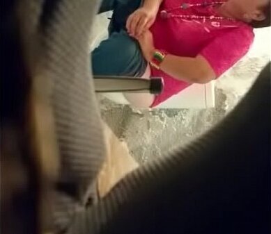 Gorda orinando ba&ntilde_o publico