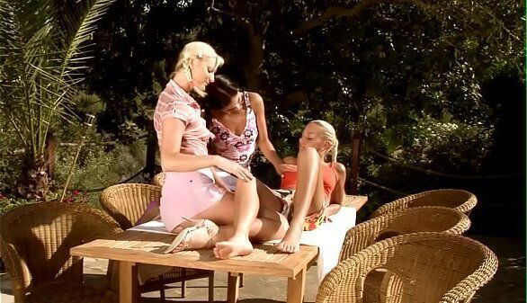 Beauty widens legs wide open getting cum-hole licked well