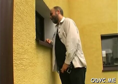 Hottie gives steamy oral pleasure