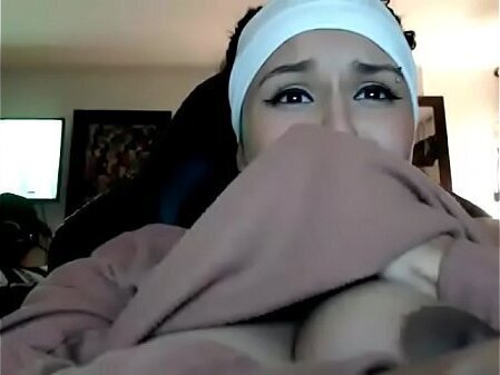 slut showed while cosin behind