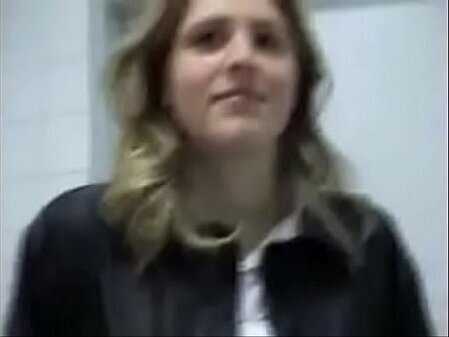 Fodendo gata banheiro faculdade