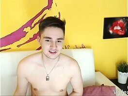 Anh trai handsome body hơi mỡ khoe cu tr&ecirc_n chaturbate n&egrave_