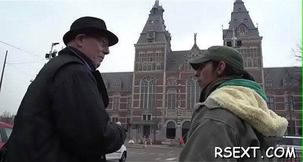 gets licked copulates