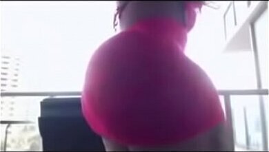 BAIKOKO LIVE SALAAM JIONEE ANACHOKIFANYA MBELE KAMERA