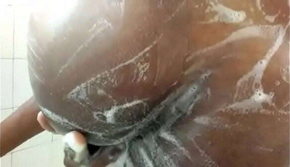 Lavando gostoso cuzinho