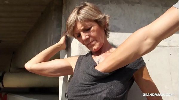 blonde tattooed cougar gives best blowjobs