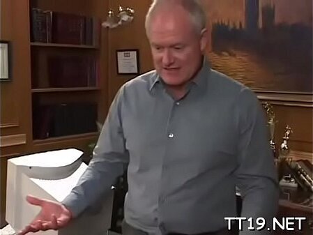 Teen gives steaming oral-job