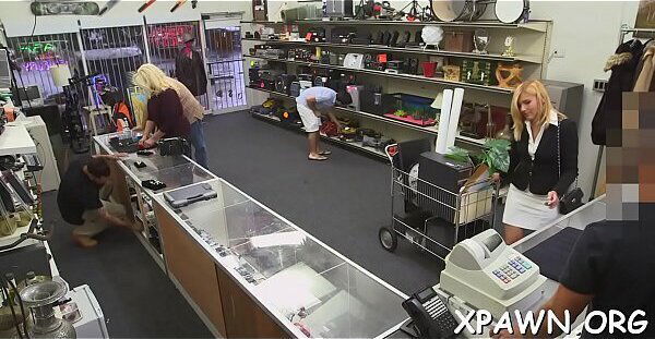 Reality chick does fellatio