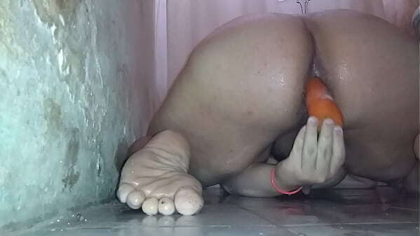 Masturbandome Zanahoria antes ba&ntilde_arme