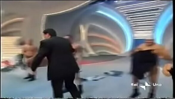 RAFFAELLA CARRA'_ SPOGLIARELLO MASCHILE MARIO D'_ANDREA CARRAMBAUNO (360p)