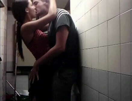 Poniendola mamar pasillo