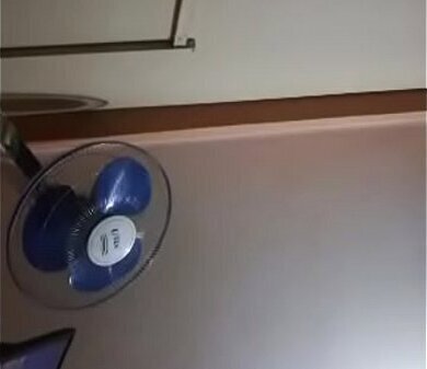 Venezolana busca dinero chupa