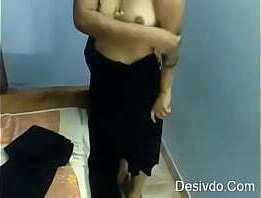 Indian aunty showing saree( Desivdo.com