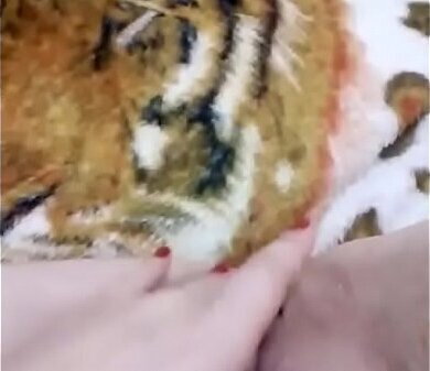 Amiga tocando siririca