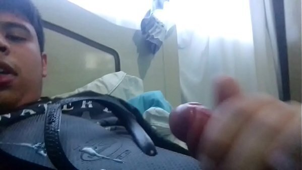 Lambendo Havaianas vizinho toda gozada