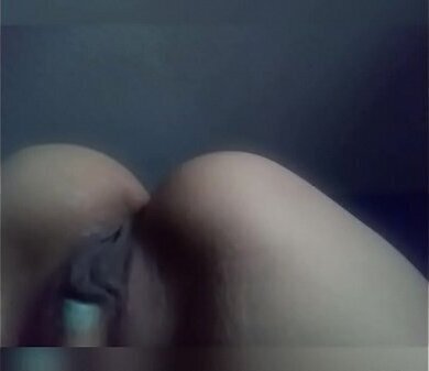 Panochita humeda metiendose desodorante