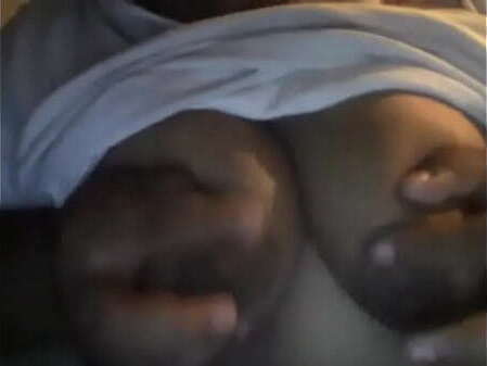 Gordita rica toca tetas para