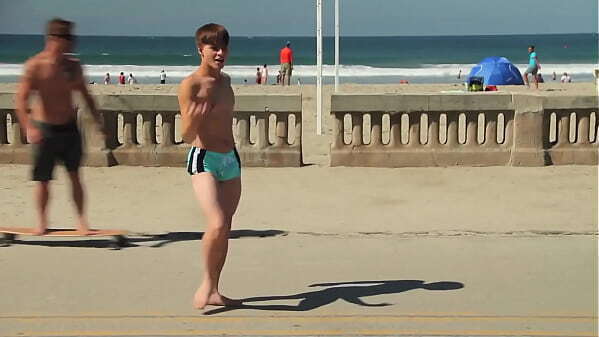 Twink dancing beach with speedo bulge Novinho dan&ccedil_ando sunga praia