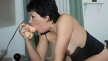 LA PUTA SE AHOGA EN GARGANTA PROFUNDA CON FLOR DE PORONGA.MOV